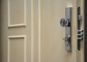 ADLO - Bezpečnostní dveře KASTO, lištované LB atyp, oblé lišty, bezpečnostní kování Chrom-Nerez, koule-klika