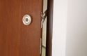 ADLO - Bezpečnostní dveře ADUO, Dřevodekor zárubeň, bezpečnostní páka s kováním Lara Nikl Satén