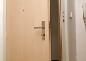 ADLO - Bezpečnostní dveře ADUO, design hladké, povrch dveří Javor, bezpečnostní vložka Kaba Knoflík