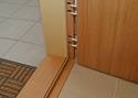 ADLO - Bezpečnostní dveře ADUO, sladění povrchu dveří, prahu, lišty a zárubně na pantové straně