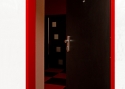 ADLO - Bezpečnostní dveře TEDUO, design hladké, povrch dveří Černý, povrch zárubně Červená RAL 3020