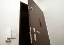 ADLO - Bezpečnostní dveře TEDUO, barevné sladění bezpečnostního kování, páky a kukátka