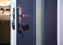 ADLO - Bezpečnostní dveře JUSTO, prosklené P107, dvoubarevné provedení dveří
