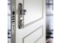 ADLO - Bezpečnostní dveře TEDUO, design Lištované LR, povrch bílý BIE 113, kování oblé Chrom Nerez lesklý