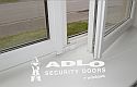 ADLO - Bezpečnostní okno, detail spodního uzamykání okna